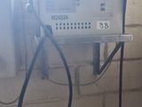 une station-service avec un tuyau fixé sur le côté