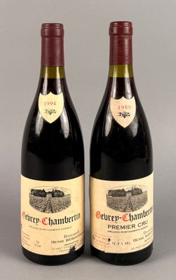 deux bouteilles de vin rouge posées l'une à côté de l'autre sur une table