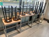 beaucoup de chaises posées sur une table