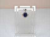 un gros plan d'un collier orné d'une pierre bleue
