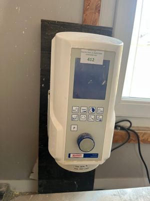 une machine posée sur une table dans une pièce