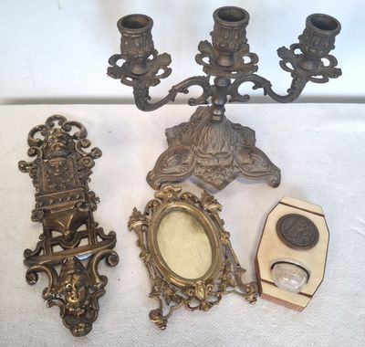 un grand nombre d'objets posés sur une table
