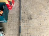 une image représentant un sol avec des outils et une boîte