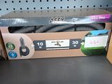 une boîte contenant une paire de chaussures, posée sur une étagère