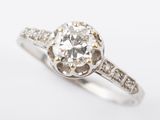 un gros plan d'une bague sertie de diamants