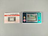 une petite Game Boy posée à côté d'une autre petite Game Boy