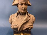statue représentant le buste d'un homme portant un chapeau et un manteau
