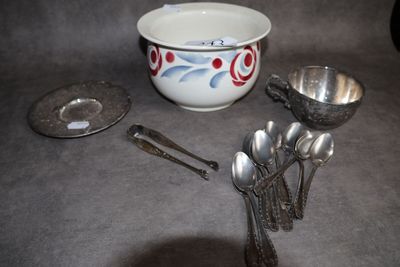 un saladier, des cuillères et d'autres couverts posés sur une table