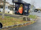 une voiture garée sur le côté de la route