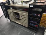 un comptoir avec des tiroirs et un évier dans un magasin