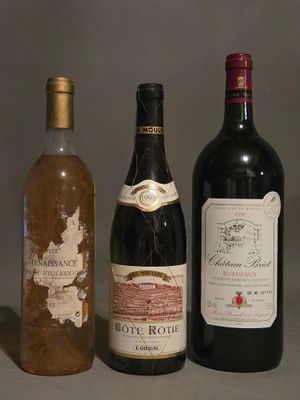 trois bouteilles de vin posées l'une à côté de l'autre sur une table