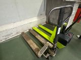 un chariot élévateur avec une palette fixée dessus dans un entrepôt