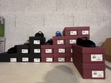 une pile de cartons posée sur une table dans une pièce