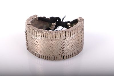bracelet en argent avec des perles noires sur fond blanc