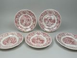 quatre assiettes rouges et blanches ornées de motifs différents