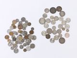 un grand nombre de pièces qui se trouvent sur une surface blanche