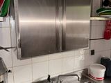 un évier en acier inoxydable dans une cuisine équipée d'un meuble en acier inoxydable