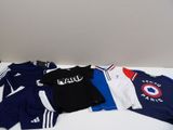 une pile de vêtements sur une table