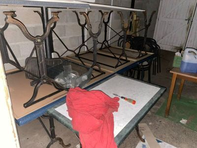 une table sur laquelle est posée une chemise rouge, dans une pièce