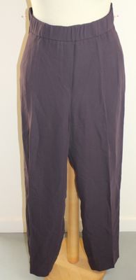 une photo d'un mannequin portant un pantalon violet