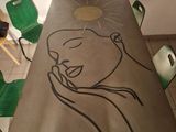 une table sur laquelle est posé un dessin, au milieu d'une pièce