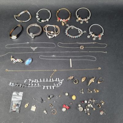 plusieurs types de bijoux disposés sur une table