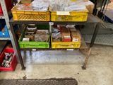 de nombreuses boîtes contenant des articles variés, posées sur une étagère dans un magasin