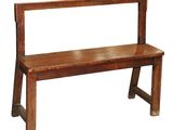 un vieux banc en bois posé sur une surface blanche