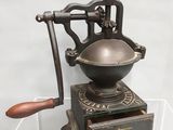 un vieux moulin à café exposé dans une vitrine