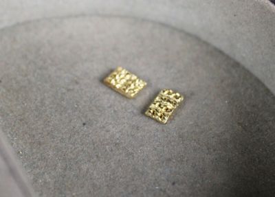 une paire de boucles d'oreilles rangées dans une boîte