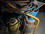 un chariot rempli de tuyaux et d'autres équipements dans un garage