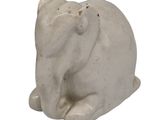 une statue d'éléphant blanc posée sur une surface blanche