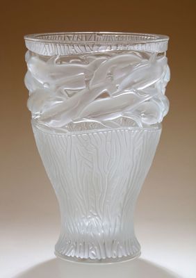 un vase en verre posé sur une table