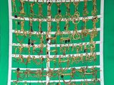 un mur vert sur lequel sont disposés tout un tas d'objets dorés et noirs