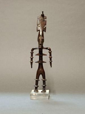 statue d'un homme tenant un oiseau sur la tête