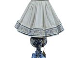 une lampe bleue et blanche munie d'un abat-jour blanc