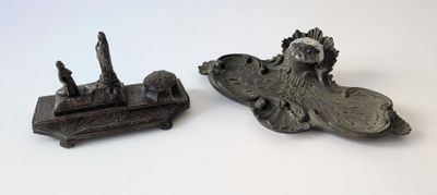 deux morceaux de métal posés sur une surface blanche