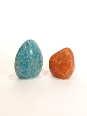 deux pierres de couleurs différentes posées l'une à côté de l'autre sur une surface blanche