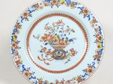 une assiette avec un motif floral sur un support