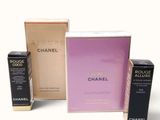 trois types de parfums différents, présentés dans des boîtes posées sur une surface blanche