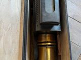 une boîte en bois contenant un objet en métal