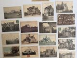 de nombreuses vieilles photos accrochées au mur de cette pièce