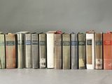 beaucoup de livres alignés sur une table