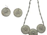un gros plan d'un collier et de boucles d'oreilles sur fond blanc