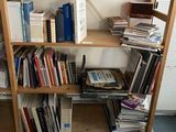 une étagère contenant beaucoup de livres