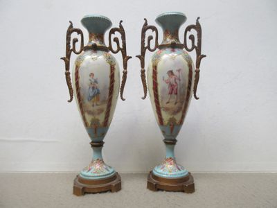 deux vases posés sur un socle en bois
