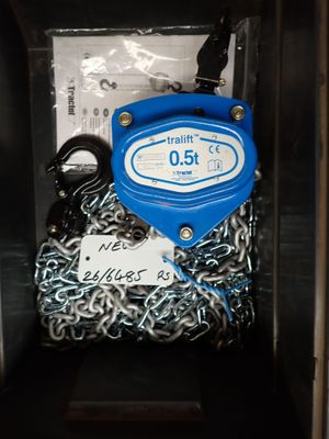 une étiquette bleue et blanche attachée à une chaîne dans une cabine téléphonique