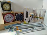 un grand nombre d'objets posés sur une table