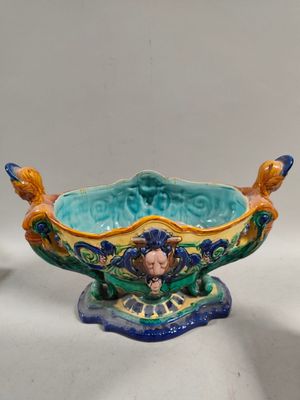 un saladier bleu et vert posé sur une table blanche