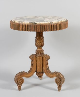 une petite table avec un plateau en marbre et des pieds en bois